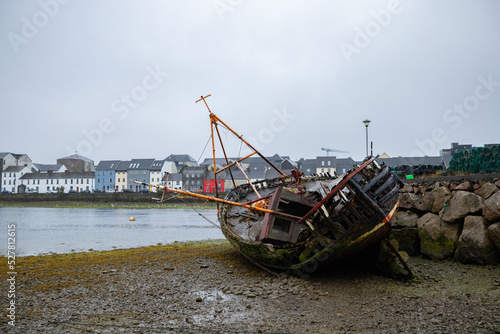 Vieux bateau abandonn     chou   dans un port    Galway