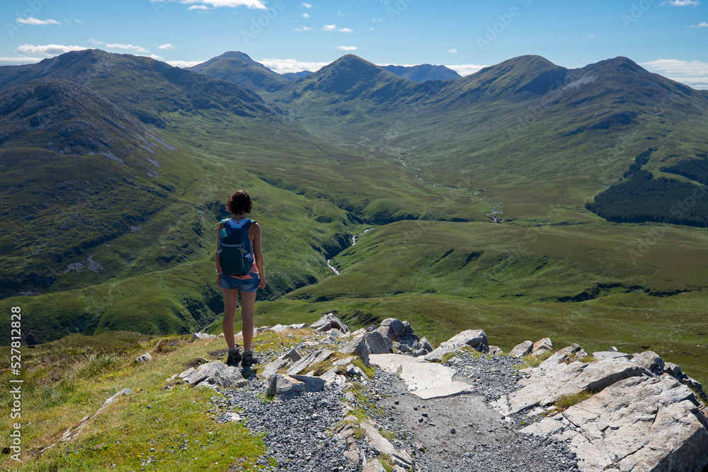 femme qui fait de la randonnée et qui contemple un magnifique paysage de montagne en Irlande. Vue spectaculaire sur la montagne et sur un lac