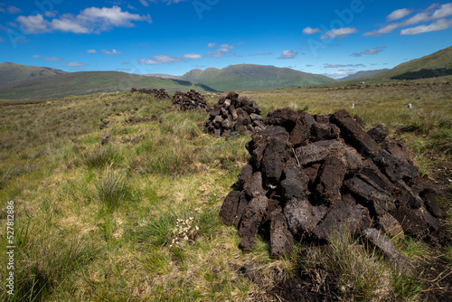 vue sur une tourbière en Irlande Des briques de tourbe sont empilées dans un champ de tourbe © Tof - Photographie