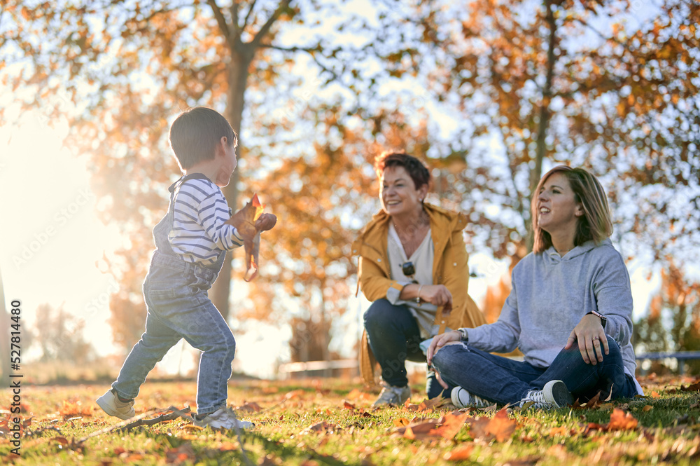 © ADDICTIVE STOCK - Lesbian family with son in autumn park