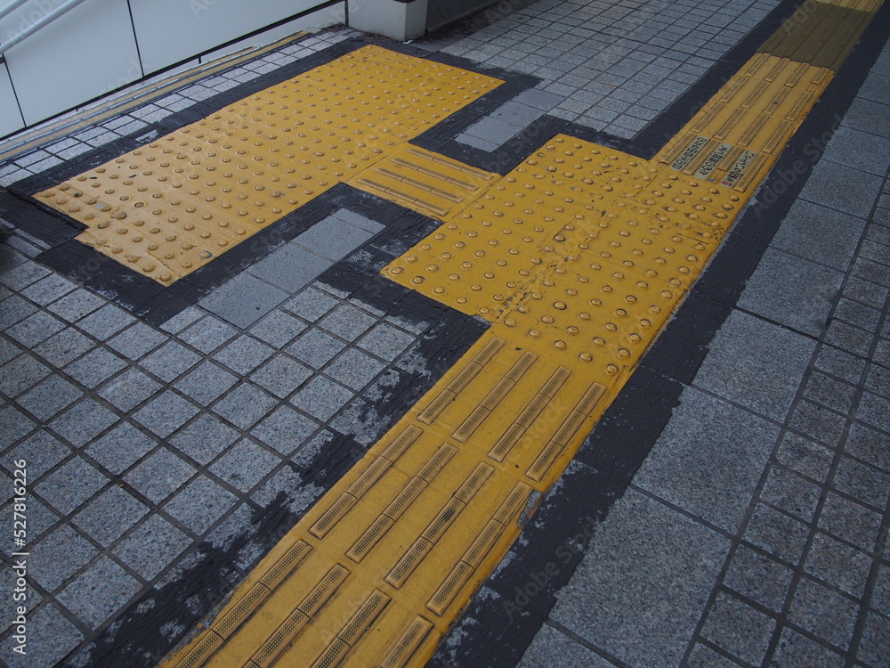 Fototapeta premium 点字ブロックで作られた交差点