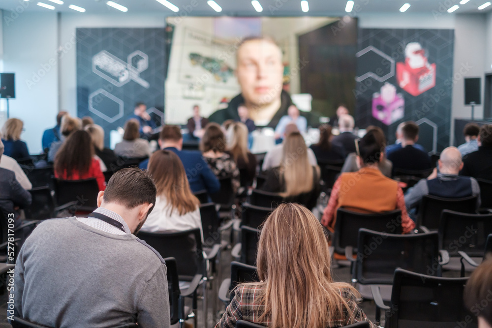 Obraz premium People listening to online speaker