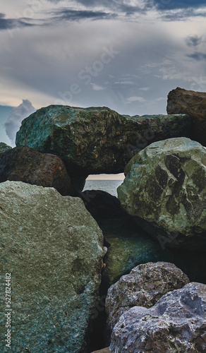 sea ​​on the rocks