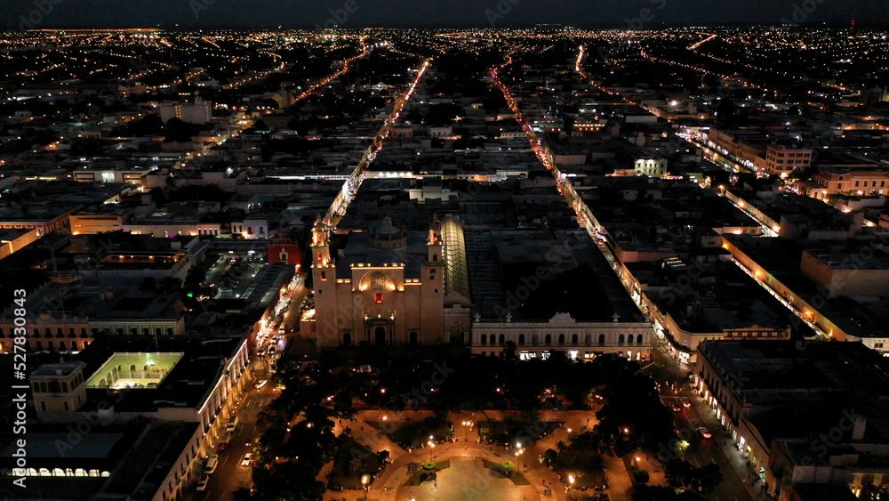 Obraz premium Aerial camera at night looking down and moving over the Cathedral of Merida, Yucatan, Mexico.