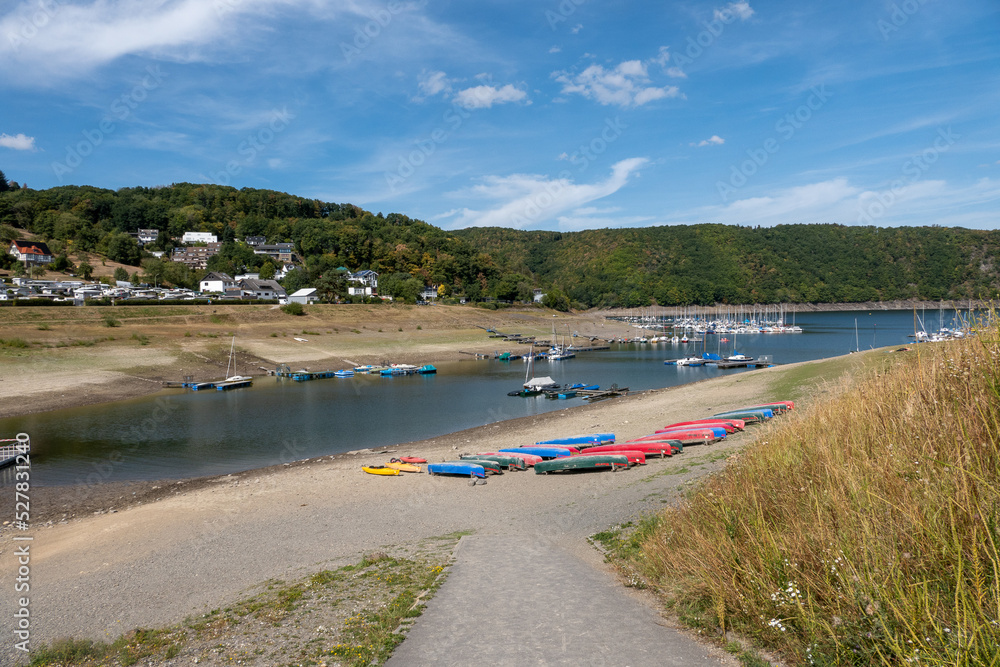 Fototapeta premium Wassernotstand in der Woffelsbacher Bucht (Eifel)
