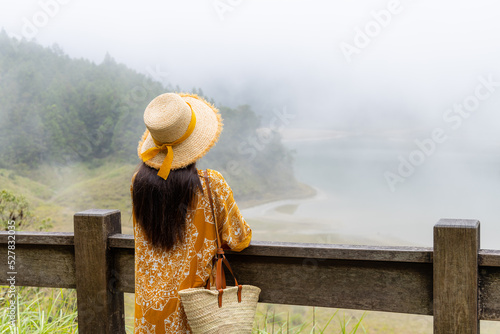 Travwl woman look at the Cuifeng lake photo