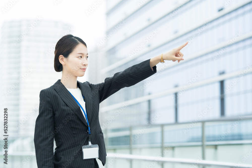 上を指差すビジネスウーマン