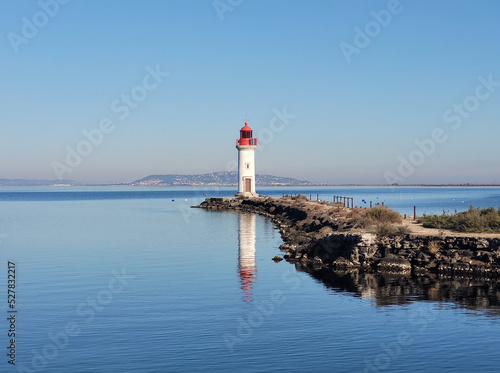 étang de Thau à la pointe des Onglous à Marseillan. Hérault Occitanie France. Canal du Midi : embouchure dans la lagune de Thau près de Sète. photo