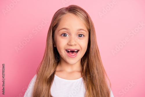 Fotografia Portrait of astonished positive girl open mouth cant believe toothless smile iso