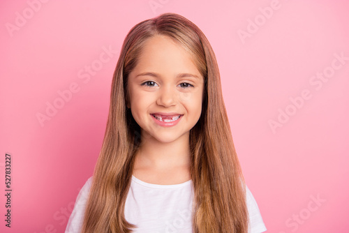 Photo Portrait of adorable cheerful person beaming smile toothless front isolated on p