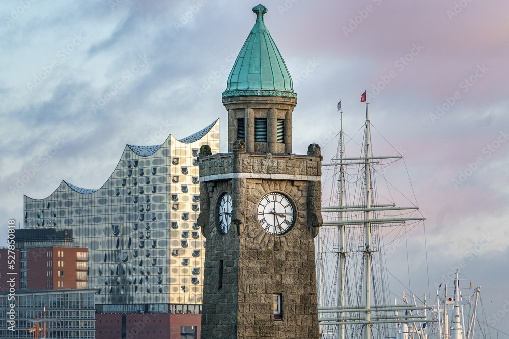 Fototapeta premium Landungsbrücken mit Elbphilharmonie