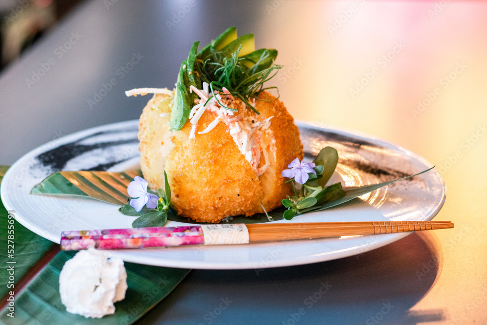 Sushi ball témpura con aguacate y cangrejo Sushi ball témpura con aguacate y cangrejo