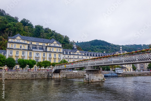 Lahntal und historisches Casino mit Brücke in Bad Ems