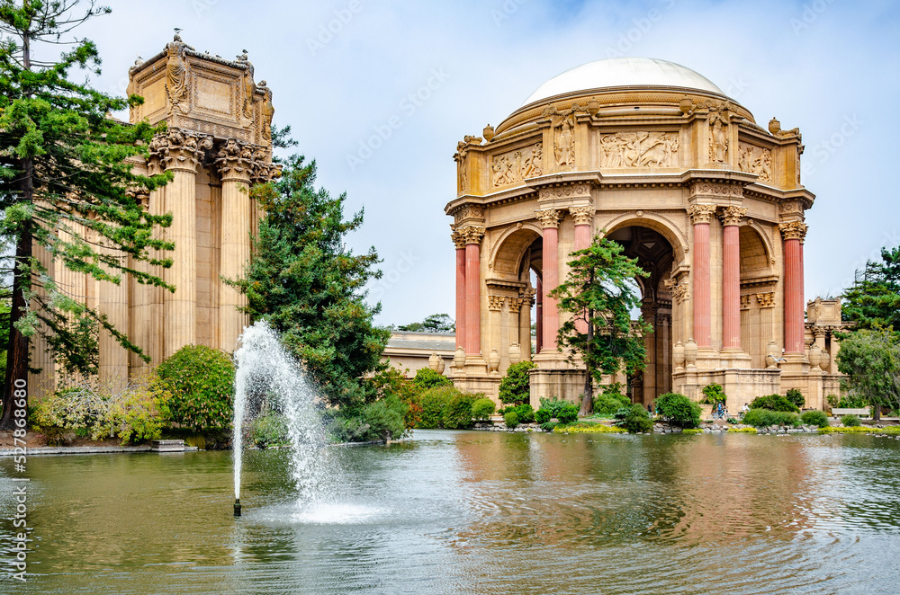 Φωτογραφία The Palace of Fine Arts is a structure located in the Marina District of San Francisco, California featuring a central rotunda