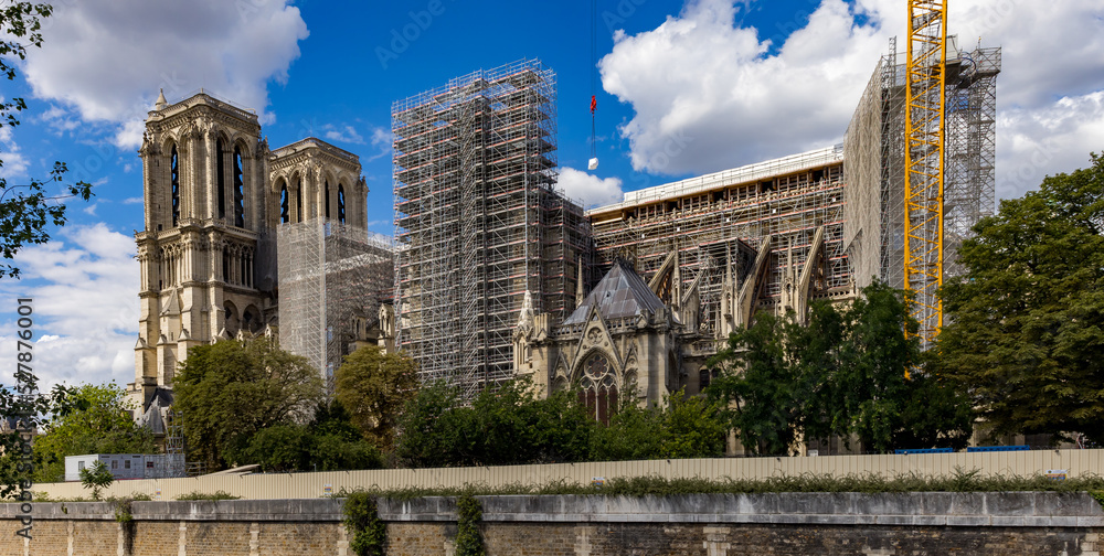 Obraz premium Layers of scaffolding and rigging covers the side of Notre Dame Cathedral in Paris