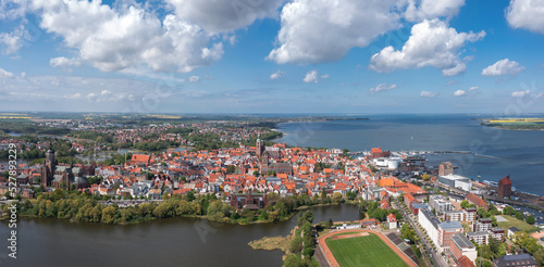 Obraz na płótnie Skyline panorama of Stralsund, Mecklenburg-Vorpommern, Germany. Aerial summer cityscape w salonie