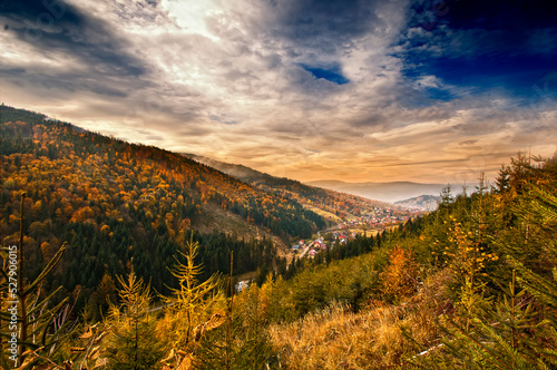 Fototapeta Naklejka Na Ścianę i Meble -  Krajobraz Jesienny
