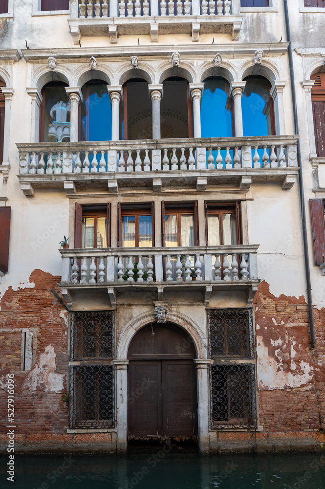 Un palais au bord d'un canal à Venise typique de l'architecture de la renaissance et gothique