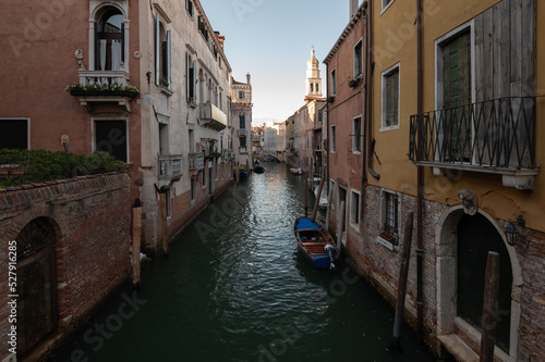 vue d un canal a venise avec les barques et l architecture typique de la ville romantique en Italie