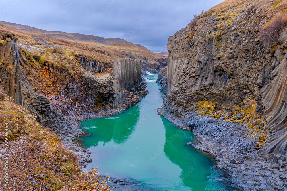der beeindruckende Stuðlagil Canyon
im osten von Island, durch seine Basaltsäulen und der türkisen Wasserfarbe ist er besonders schön