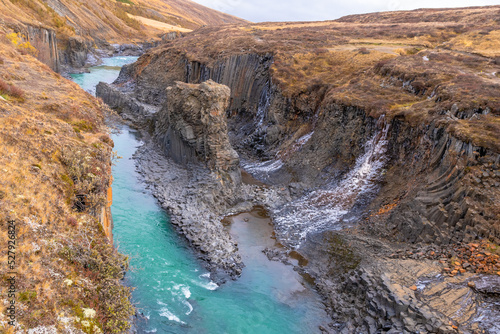 der beeindruckende Stuðlagil Canyon im osten von Island, durch seine Basaltsäulen und der türkisen Wasserfarbe ist er besonders schön