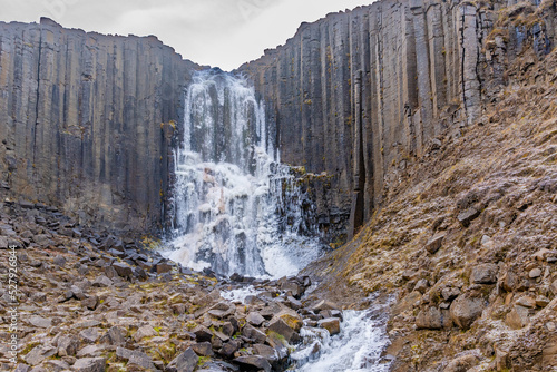 der beeindruckende Stuðlagil Canyon
im osten von Island, durch seine Basaltsäulen und der türkisen Wasserfarbe ist er besonders schön