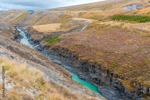 der beeindruckende Stu  lagil Canyon im osten von Island  durch seine Basalts  ulen und der t  rkisen Wasserfarbe ist er besonders sch  n