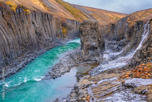 der beeindruckende Stuðlagil Canyon im osten von Island, durch seine Basaltsäulen und der türkisen Wasserfarbe ist er besonders schön