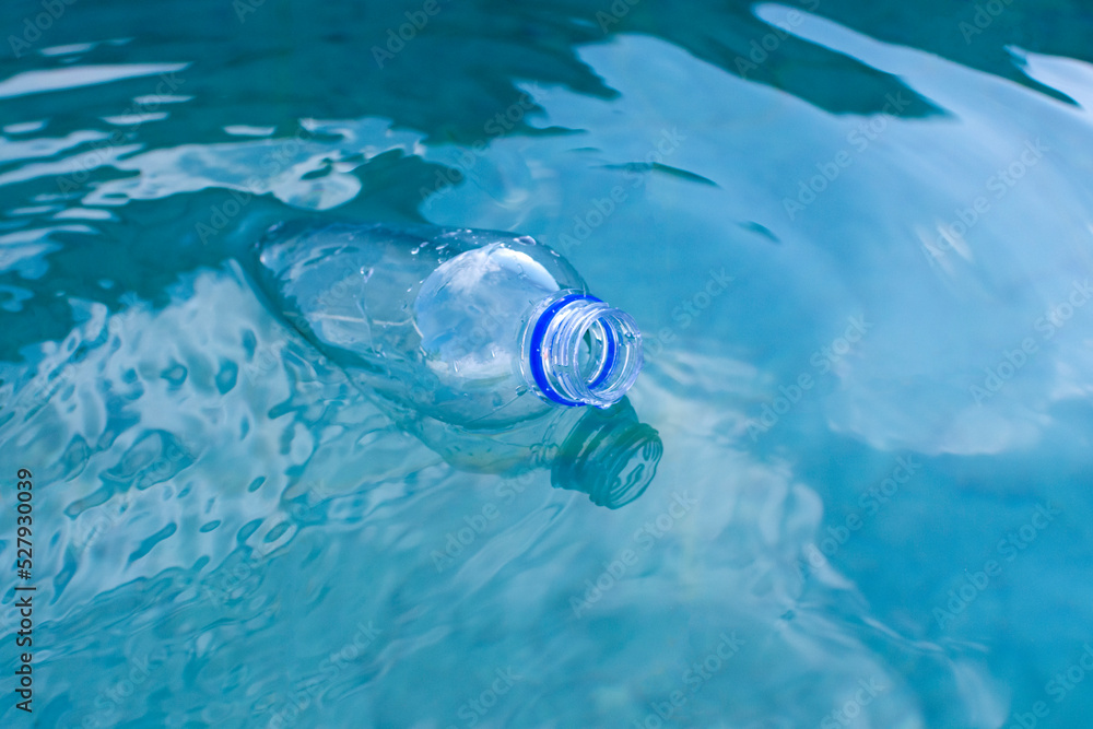 plastic bottle floats on the surface of the water Stock 写真 Adobe Stock