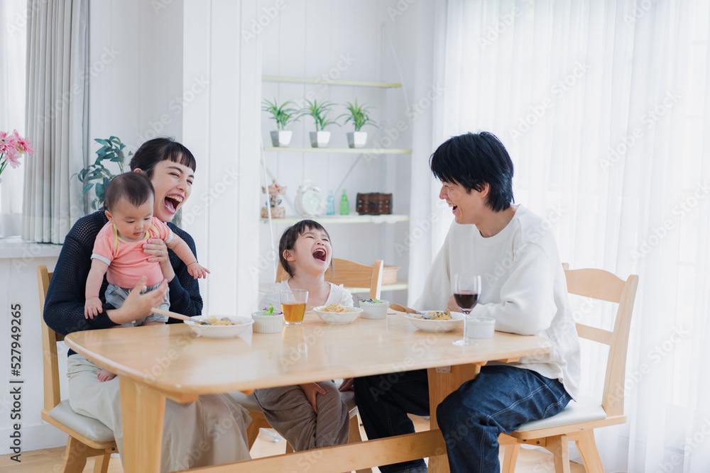 全員でごはんを食べる幸せな家族 全員でごはんを食べる幸せな家族