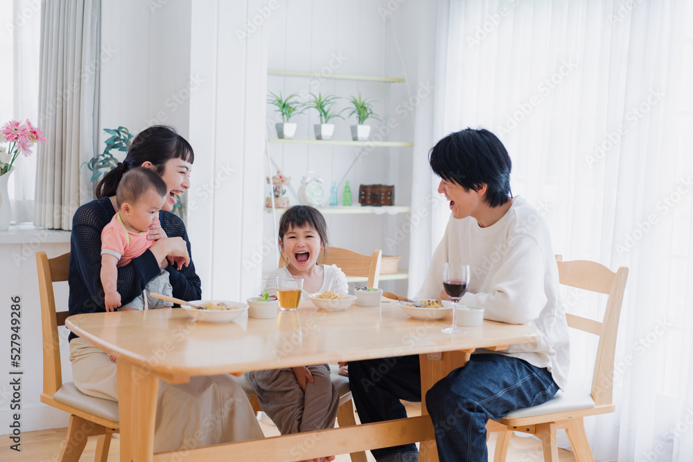 全員でごはんを食べる幸せな家族 全員でごはんを食べる幸せな家族