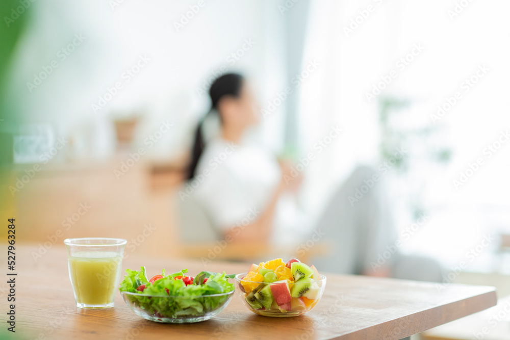 朝食と若い女性 朝食と若い女性