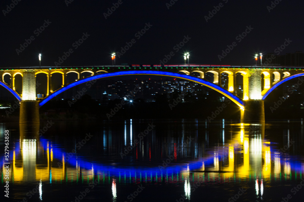Obraz premium brige over river at night