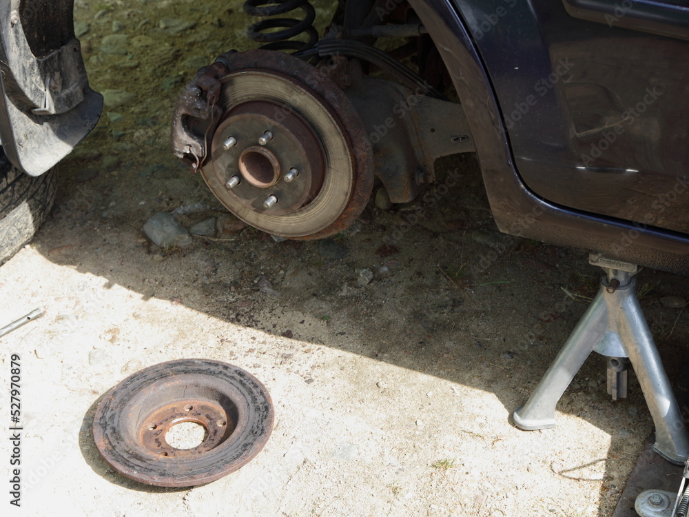 Car brake system repair - used unvented brake disk and normal brake disc