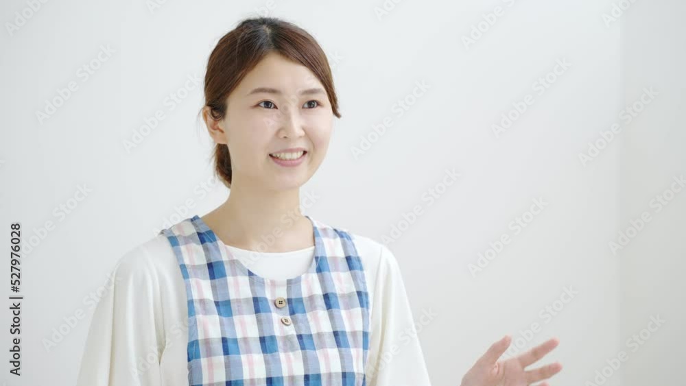 60p　笑顔で話す女性保育士