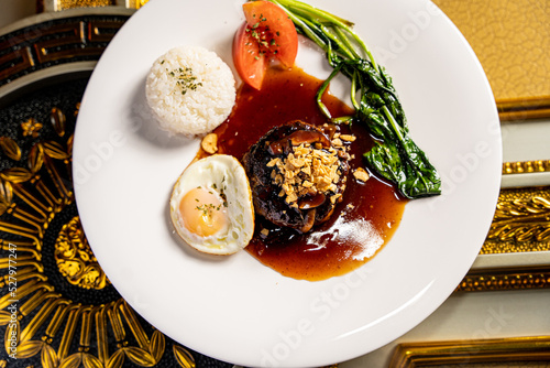 먹을것, 식당, 레스토랑, 식사, 탁자, 샐러드, 와인, 점심, 요리, 고기, 미식가, 건강한, 글라스, 야채, 맛있는, 먹기, 와인잔, 건강식, 채소, 함박,스테이크,함박스테이크,살라미,햄,고기, 유럽, 맛집, 메뉴, 푸드, food, 접시, 깔끔한, 깔끔, 풍족한, 풍족, 힐링음식