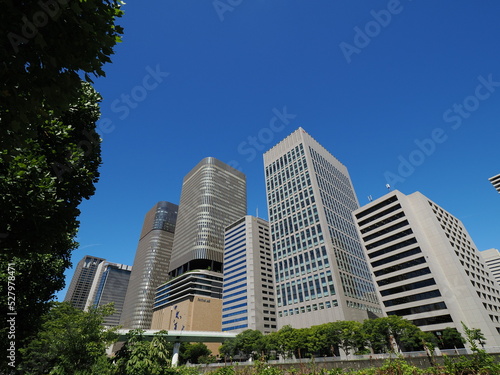 青空と大阪中之島ビル群の風景