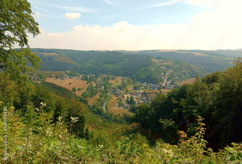 Panorama-Blick auf den Ort Ouren und den Fluss Our in Ostbelgien im Dreiländereck Belgien., Deutschland, Luxemburg.