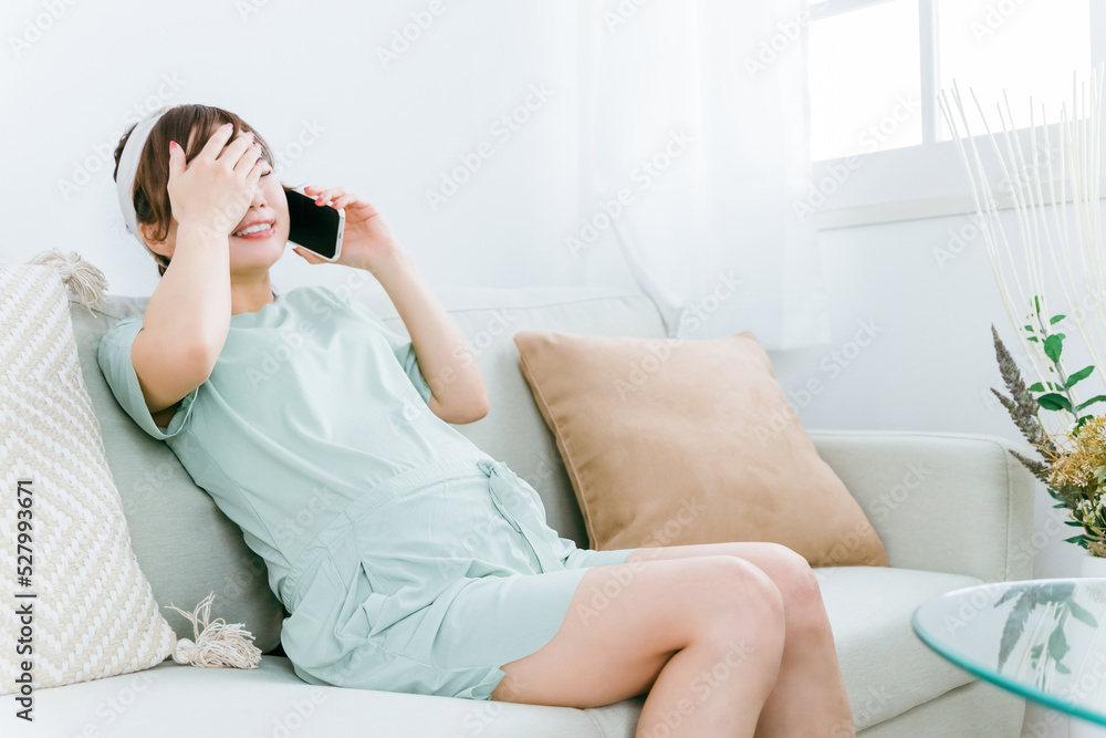 陣痛がきて電話するアジア人女性(腹痛・胃腸炎・食中毒)
陣痛がきて電話するアジア人女性(腹痛・胃腸炎・食中毒)