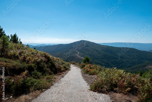 Caminho que desce sobre as Fisgas de Ermelo na Serra do Alvão com mais montanhas ao fundo em Portugal
 photo