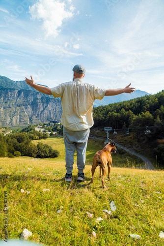 landscape persona y su perro