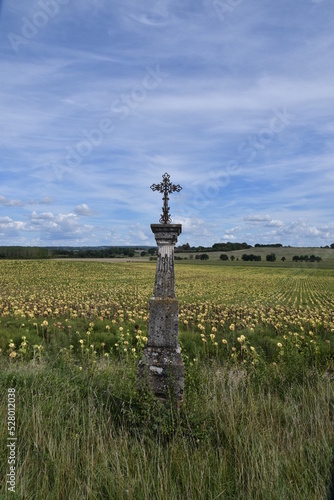 Une croix chrétienne sur un chemin de campagne en France