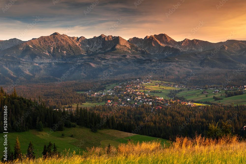 Jesień pod Tatarami. Widok z Gliczarowa Górnego na Podhale i góry. Barwy i kolory jesieni. Autumn under the Tatars. View from Gliczarów Górny to Podhale and the mountains. Colors and colors of fall.