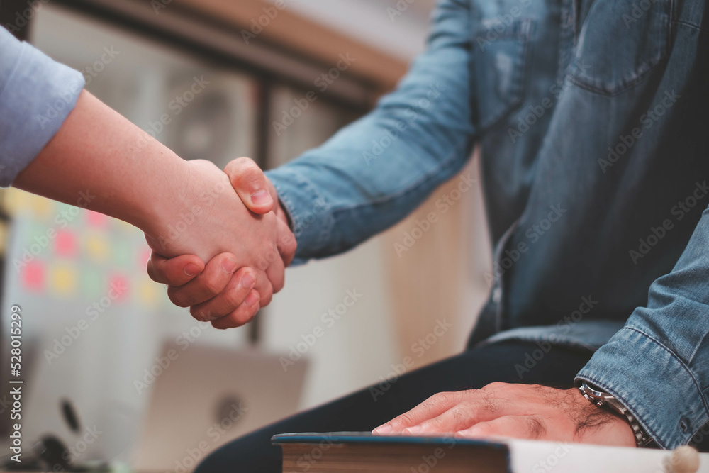 Obraz premium Business people shaking hands. Businessman handshake for teamwork of business merger. two businessman shake hand with partner to celebration partnership and business deal concept