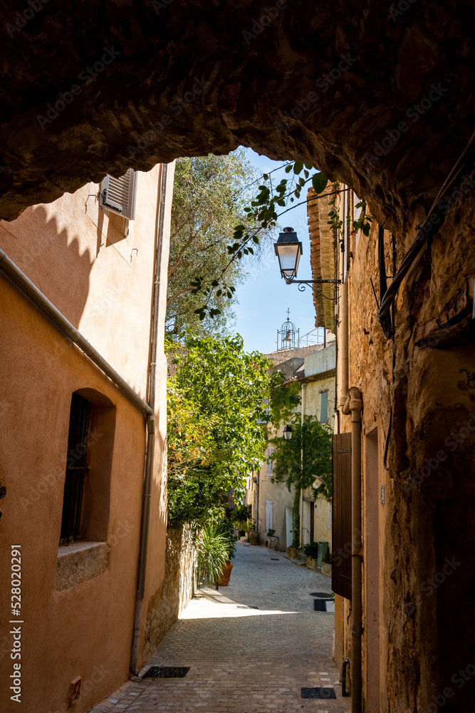 Vieille ruelle étroite du village de la Cadière-d'Azur, France, commune située dans le département français du Var, en région Provence-Alpes-Côte-d'Azur