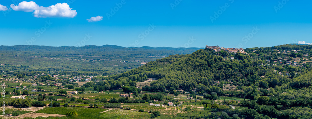 Vue panoramique distante du village du Castellet, France, construit en haut d'une colline dominant la campagne environnante et les vignobles de Bandol, dans le département français du Var