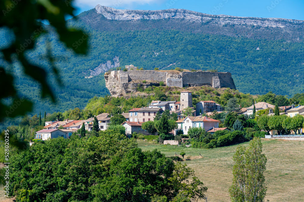 Vue distante du vieux village de Mison, France, entouré de collines, au pied de son château médiéval, situé dans le département français des Alpes-de-Haute-Provence