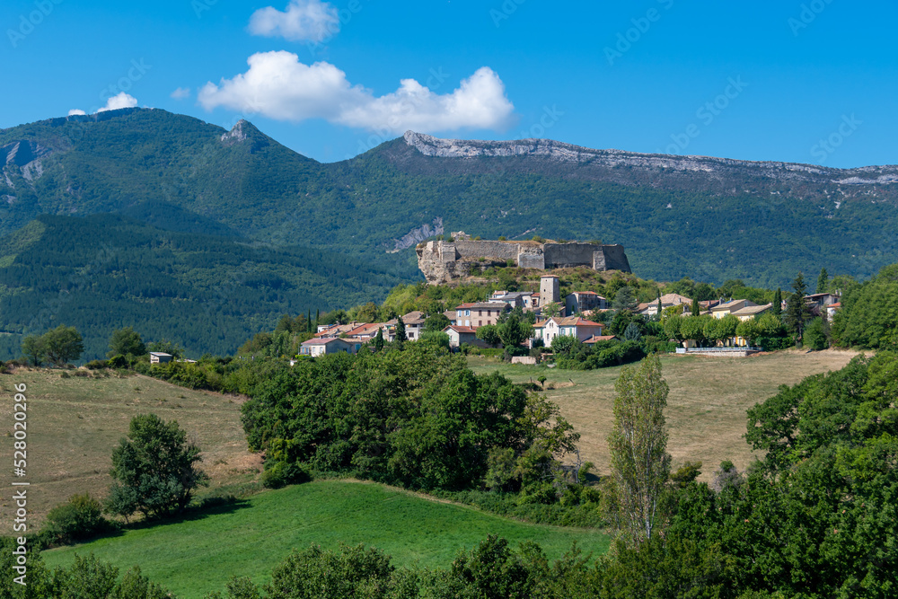 Vue distante du vieux village de Mison, France, entouré de collines, au pied de son château médiéval, situé dans le département français des Alpes-de-Haute-Provence