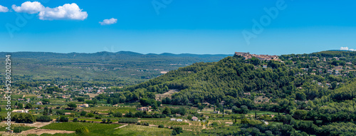 Vue panoramique distante du village du Castellet, France, construit en haut d'une colline dominant la campagne environnante et les vignobles de Bandol, dans le département français du Var