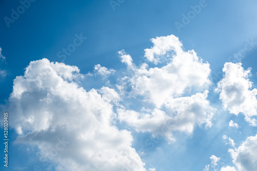 空にもこもこ白い雲と天気の良い空